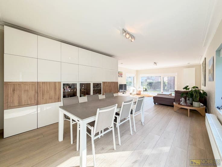 Te koop, Stijlvol gerenoveerde villa met 6 slaapkamers en...
