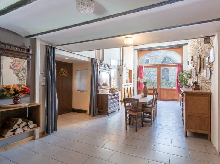 4-Bedroom Semi-Detached House with 2 Outbuildings