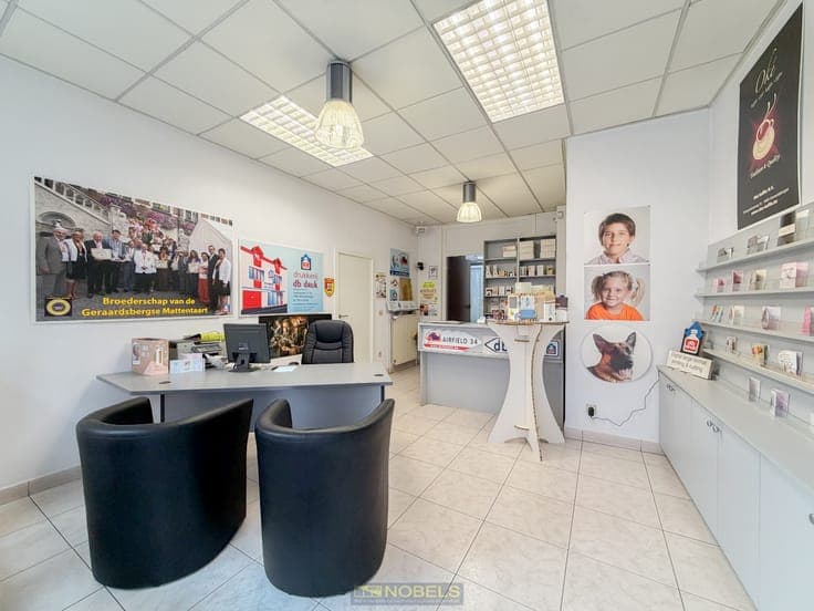 Te koop, Handelspand met ruime woonst en tal van mogelijk...