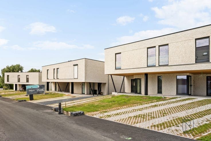 HIGH-QUALITY, ENERGY-EFFICIENT ARCHITECTURAL HOME with a GAR