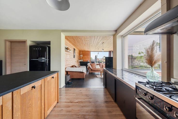Spacieuse maison 3 façades et entrepôt, parfaitement située