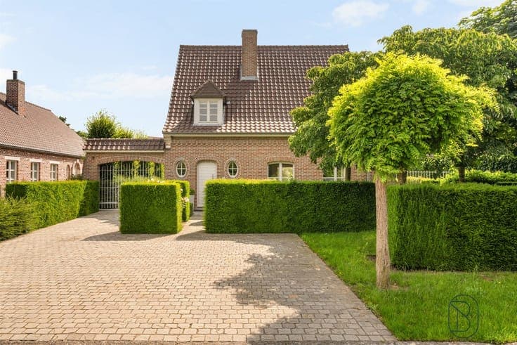 Exclusive property with a beautiful garden in Wielsbeke