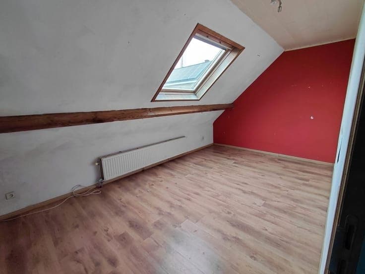 Te renoveren woning met 2 slaapkamers, keuken, badkamer e...