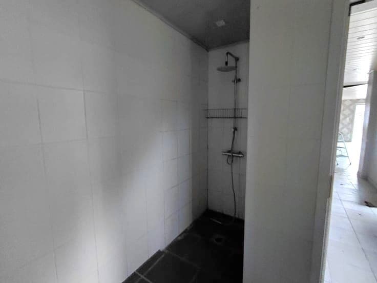 Te renoveren woning met 2 slaapkamers, keuken, badkamer e...