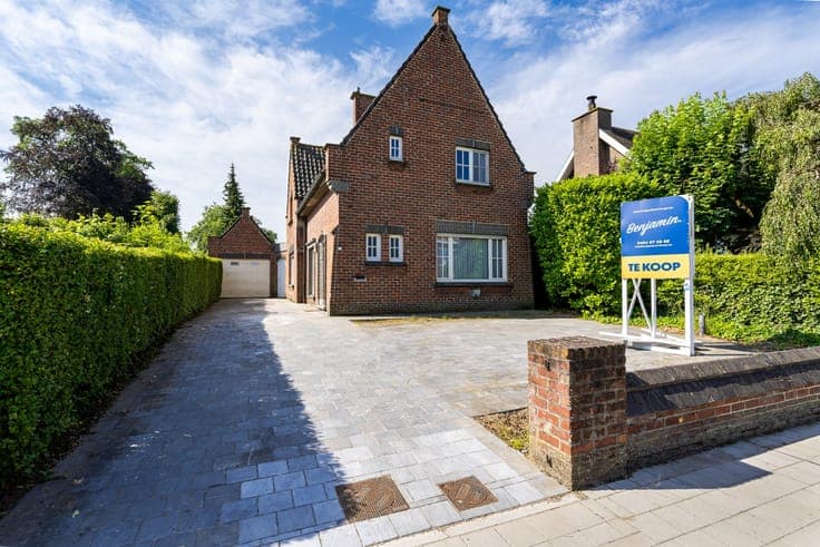 Open house with south-facing garden, 3 bedrooms, and garage