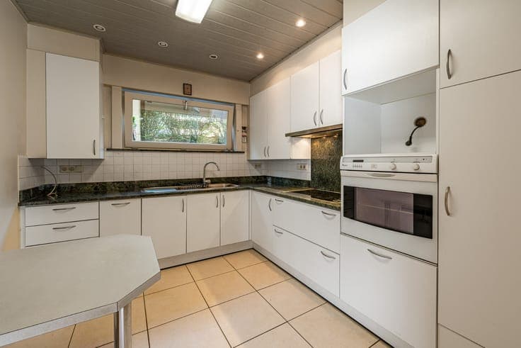 Open house with south-facing garden, 3 bedrooms, and garage