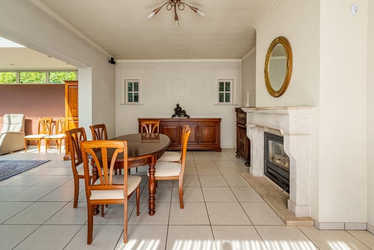Open house with south-facing garden, 3 bedrooms, and garage