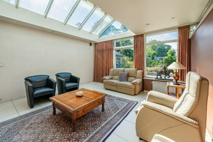 Open house with south-facing garden, 3 bedrooms, and garage