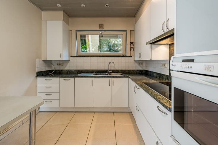 Open house with south-facing garden, 3 bedrooms, and garage
