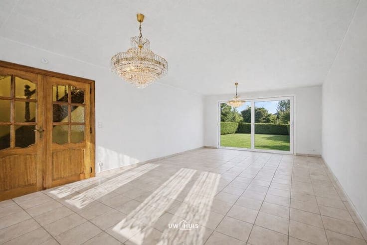 Detached house with 4 bedrooms, garage, and well-maintained