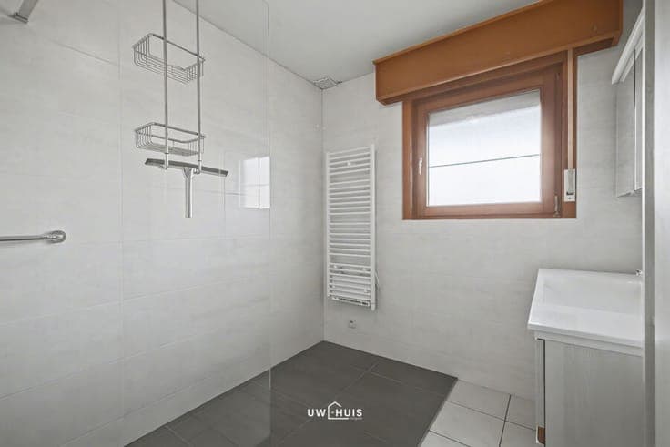 Detached house with 4 bedrooms, garage, and well-maintained