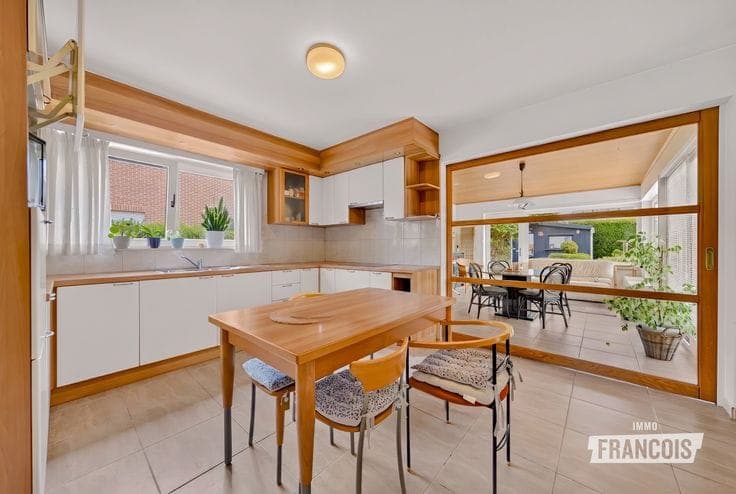 Spacious house with a sunny garden on a 605m² plot in Vosse…