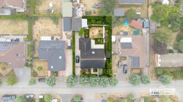 Spacious house with a sunny garden on a 605m² plot in Vosse…