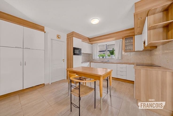 Spacious house with a sunny garden on a 605m² plot in Vosse…