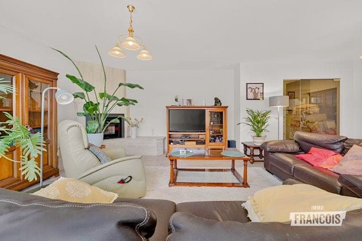 Spacious house with a sunny garden on a 605m² plot in Vosse…