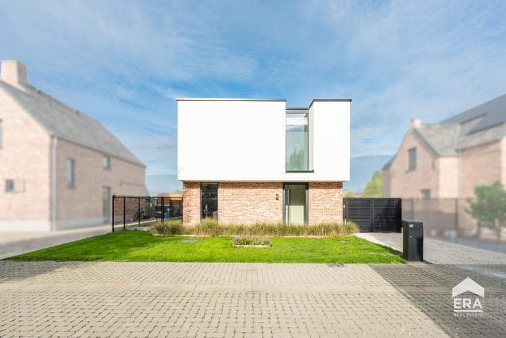 Recent detached home in a green setting