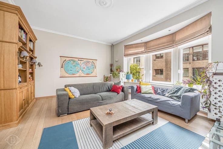 Herenhuis met vergunning voor 3 app. (+ twee garageboxen)