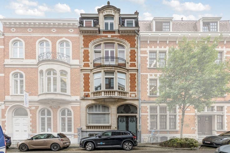 Herenhuis met vergunning voor 3 app. (+ twee garageboxen)