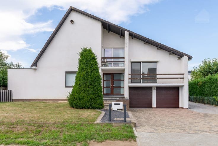 Ruime gezinswoning met 4 slaapkamers op een perceel van 8...