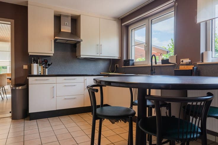 Ruime gezinswoning met 4 slaapkamers op een perceel van 8...
