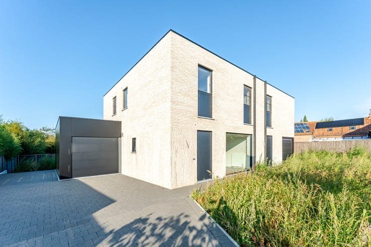2 halfopen kwalitatief afgewerkte nieuwbouwwoningen met 3...