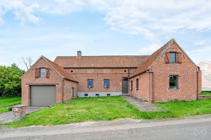 Vast farmhouse of 311 m2 on 18 ares with multiple possibilit