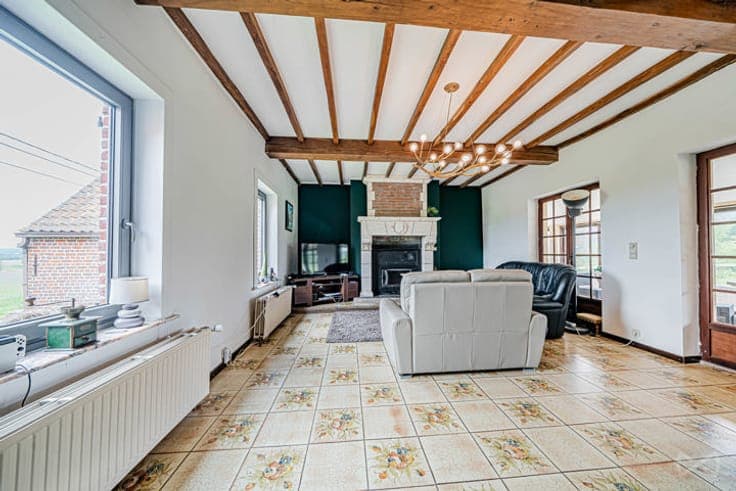 Vast farmhouse of 311 m2 on 18 ares with multiple possibilit
