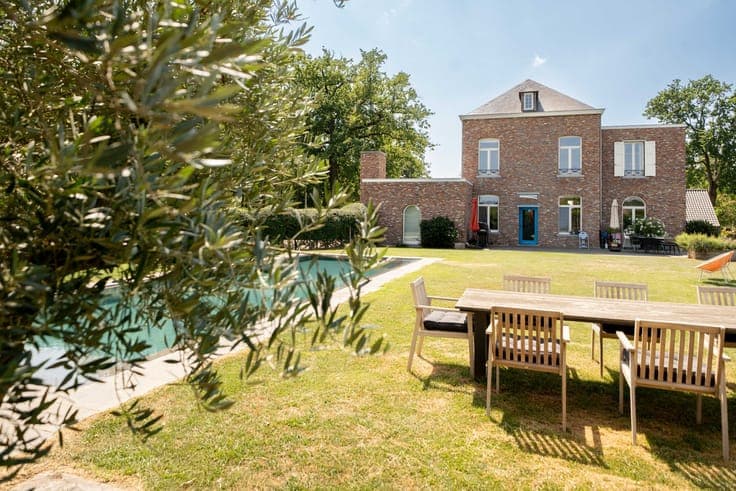 Uniek landhuis met zwembad en bijgebouwen op ca. 1 hectare