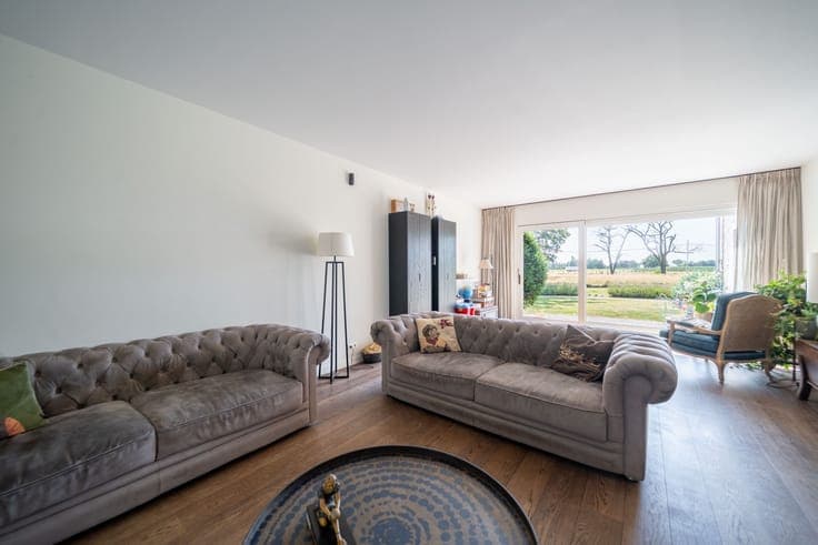 Uniek landhuis met zwembad en bijgebouwen op ca. 1 hectare
