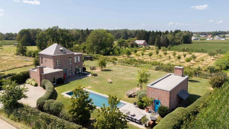 Uniek landhuis met zwembad en bijgebouwen op ca. 1 hectare