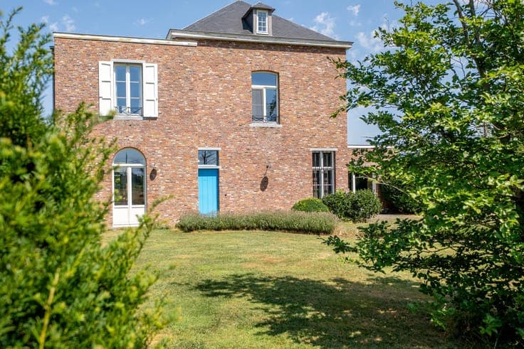 Uniek landhuis met zwembad en bijgebouwen op ca. 1 hectare