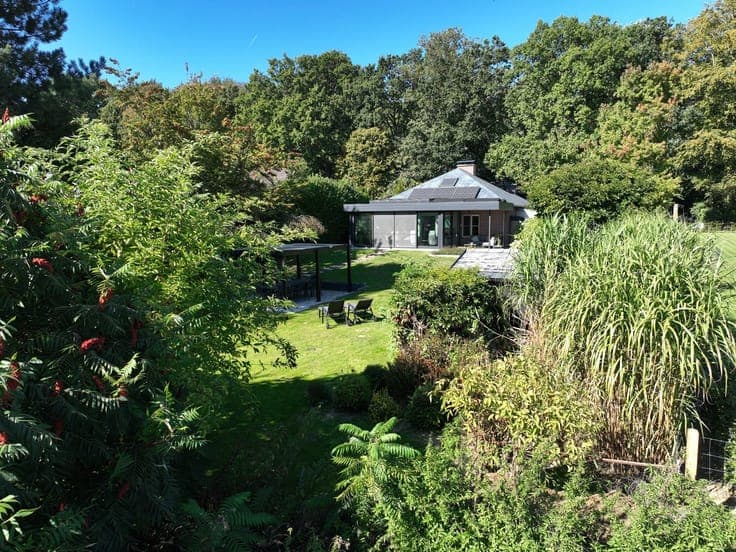 Très jolie villa partiellement de plain-pied dans le bois du