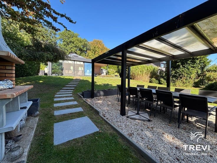 Très jolie villa partiellement de plain-pied dans le bois du