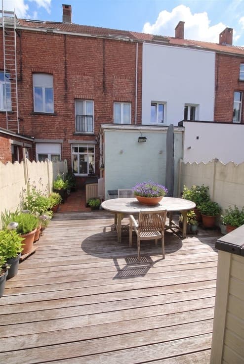 Te moderniseren ruime woning met stadstuintje - 4/5 slpks mo