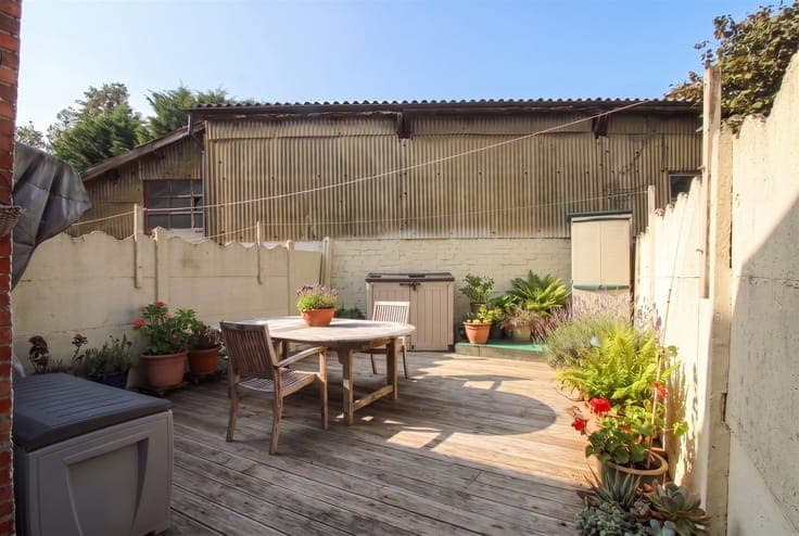 Te moderniseren ruime woning met stadstuintje - 4/5 slpks mo