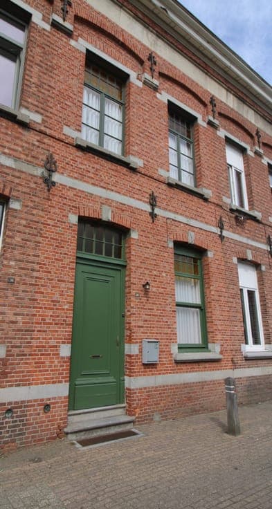 Te moderniseren ruime woning met stadstuintje - 4/5 slpks mo