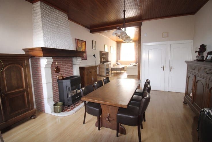 Te moderniseren ruime woning met stadstuintje - 4/5 slpks mo