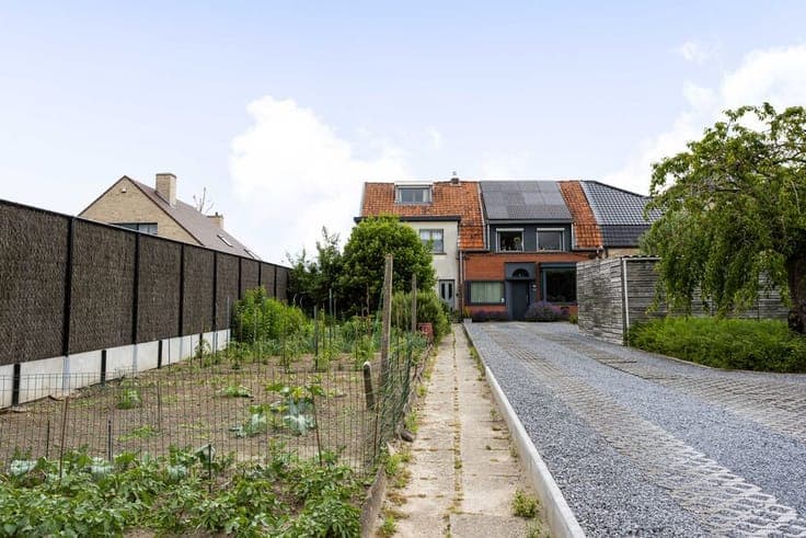 To Renovate House with 3 Bedrooms and Attic in Bissegem