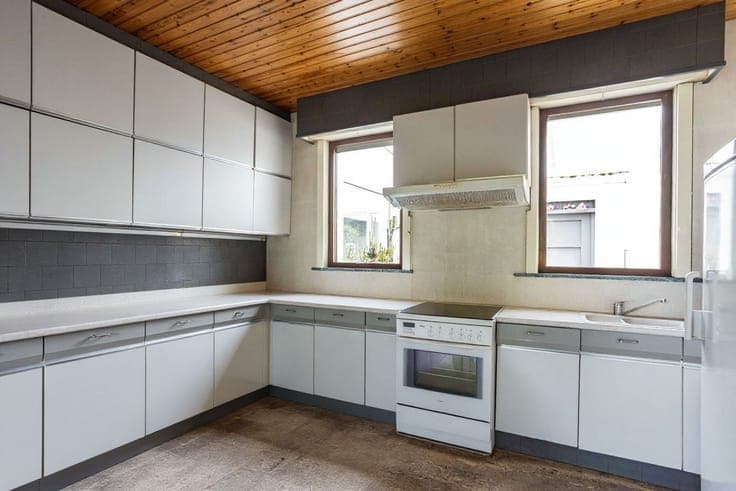 To Renovate House with 3 Bedrooms and Attic in Bissegem