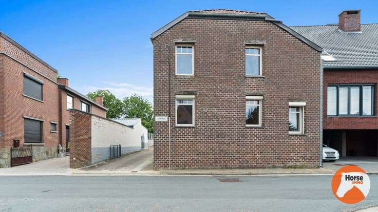 RIEMST - Te renoveren woning met stalling