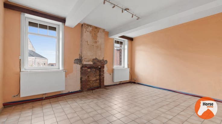 RIEMST - Te renoveren woning met stalling