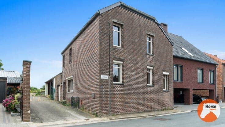 RIEMST - Te renoveren woning met stalling