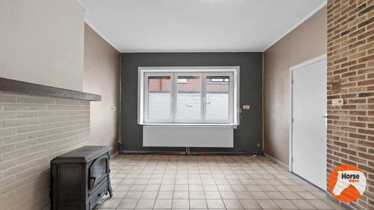 RIEMST - Te renoveren woning met stalling