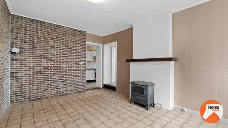 RIEMST - Te renoveren woning met stalling