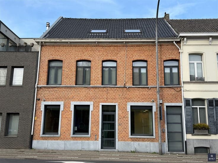Instapklare gezinswoning met handelsruimte