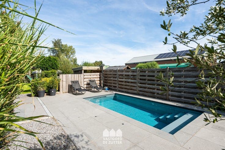 Ruime gerenoveerde woning met zwembad en prachtige tuin!
