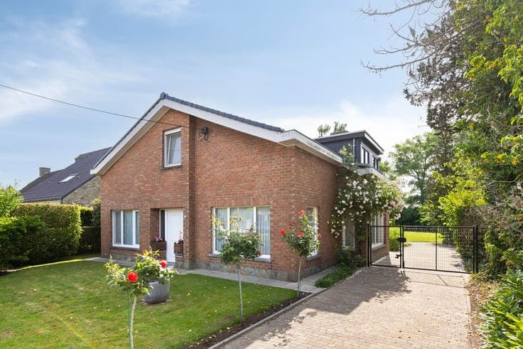 Te koop in Veldegem: Ruime gezinswoning met 5 slaapkamers...