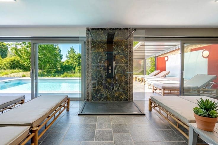 Exclusive villa : wellness area, residence, and pond views