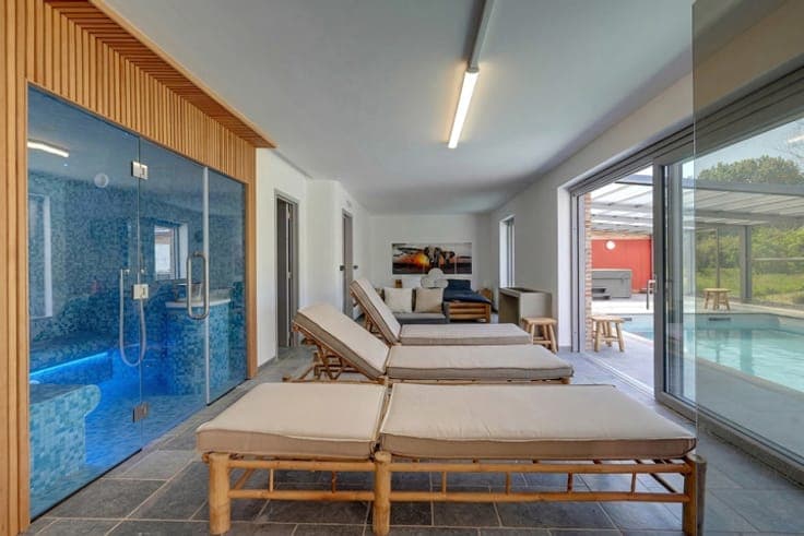 Exclusive villa : wellness area, residence, and pond views