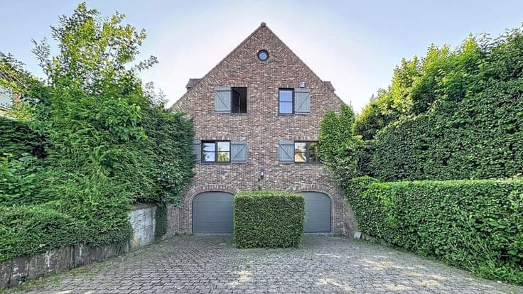 Villa /5 Bedrooms, Office, 3-Car Garage and 5 Parking
